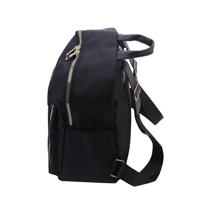 Sac à dos noir mat femme, design moderne et élégant, idéal pour l'urbain chic et les escapades de voyage.