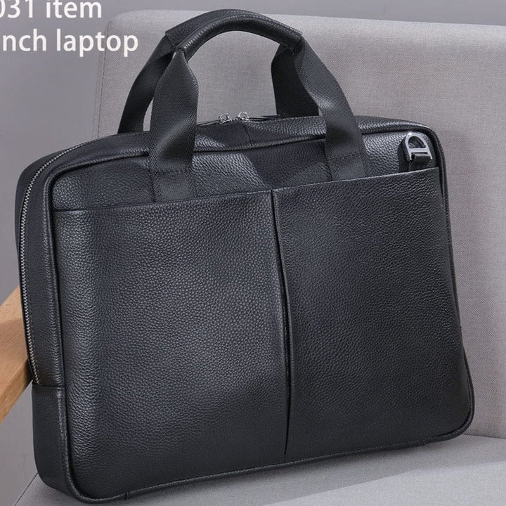 Homme portant un sac bandoulière en cuir vegan, style urbain et chic, idéal pour le travail ou loisirs.