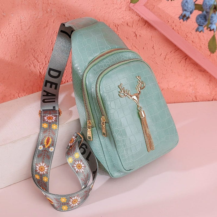 Sac banane vert forêt femme en cuir vegan. Tendance et pratique, à porter en bandoulière pour un look chic.