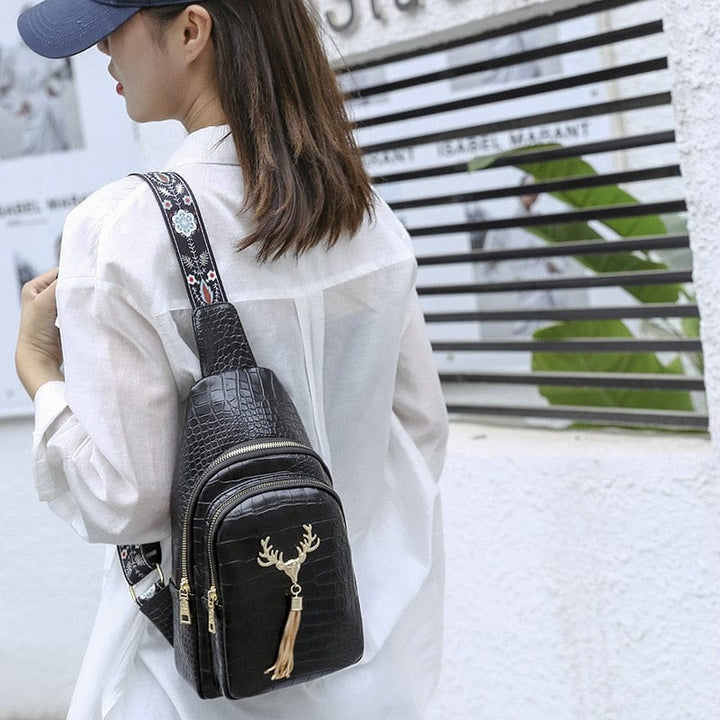 Sac banane élégant femme en cuir vegan. Accessoire de mode polyvalent et chic à porter en bandoulière.