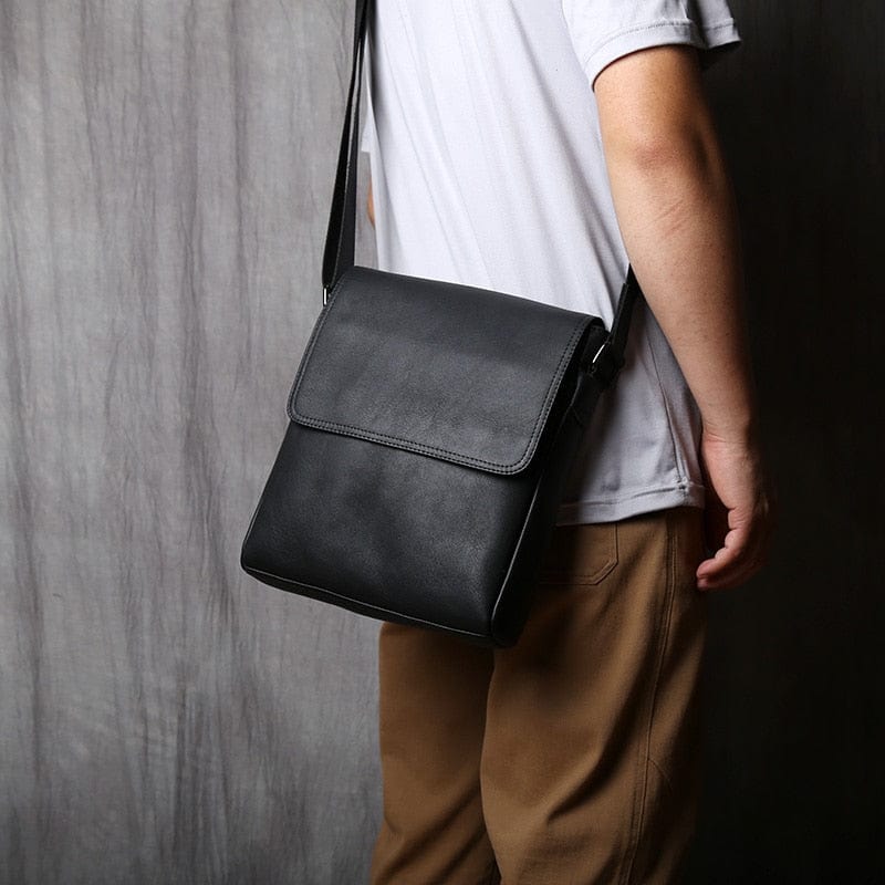 Sac à épaule en cuir pour homme, pratique et stylé, idéal pour le travail, les études ou le quotidien.
