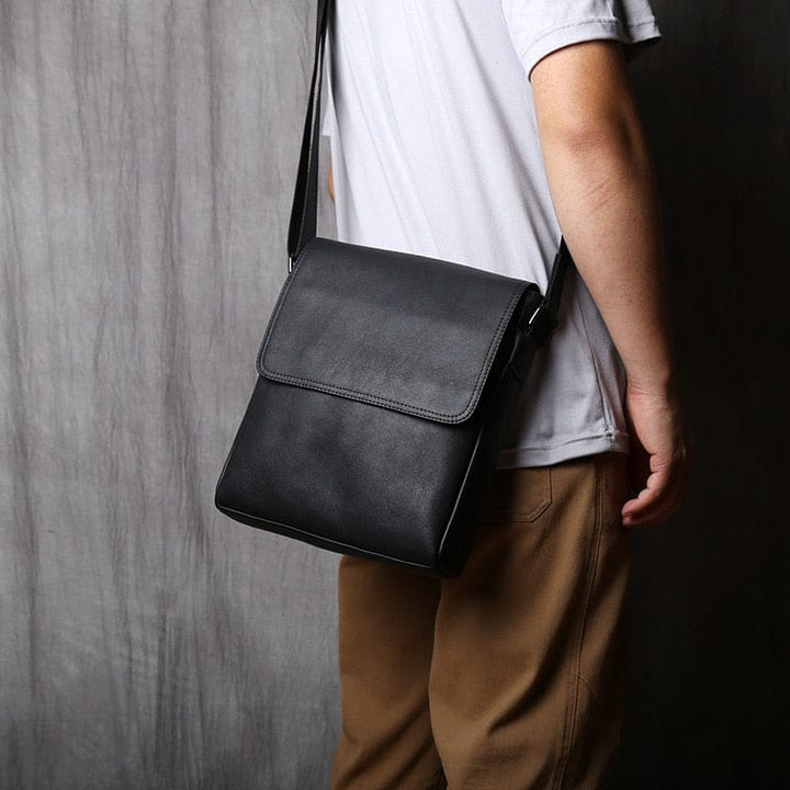 Sac à épaule en cuir pour homme, pratique et stylé, idéal pour le travail, les études ou le quotidien.