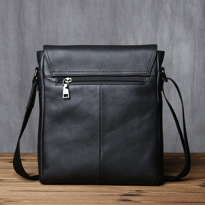 Sac bandoulière homme en cuir noir, avec bandoulière ajustable et compartiments intérieurs fonctionnels.