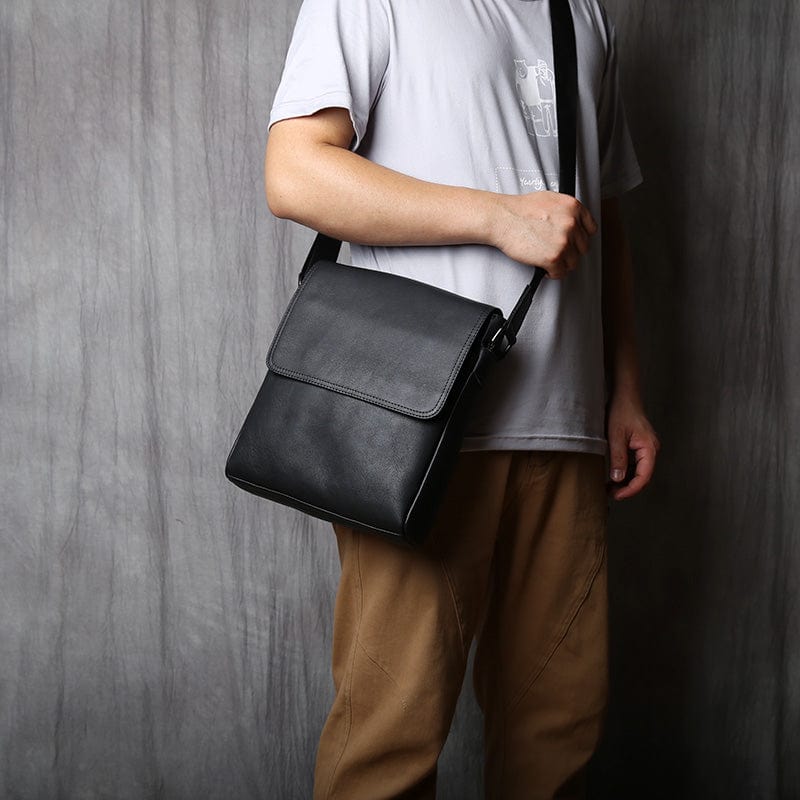 Maroquinerie homme : sac besace en cuir véritable, un accessoire intemporel pour le travail et la ville.