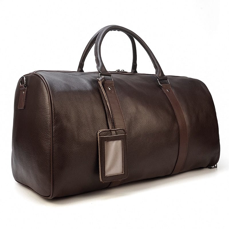 Sac de voyage en cuir marron ouvert, révélant un intérieur spacieux pour les affaires de femme.