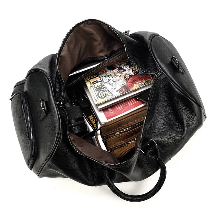 Détail de la poignée en cuir du sac de voyage femme, gage de confort et robustesse.