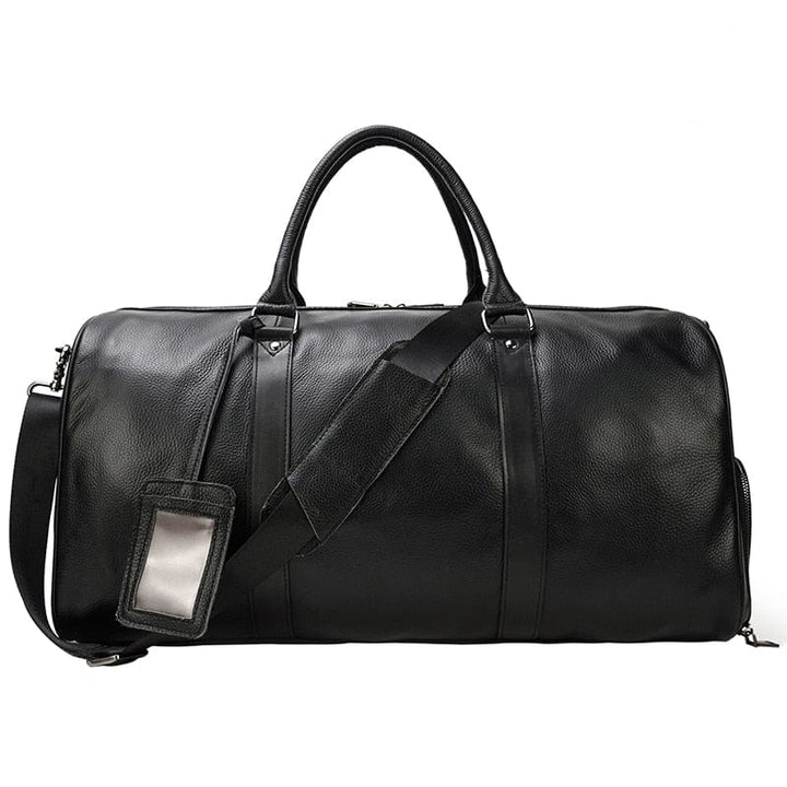 Sac de voyage en cuir noir pour femme posé, prêt pour de nouvelles destinations et aventures.