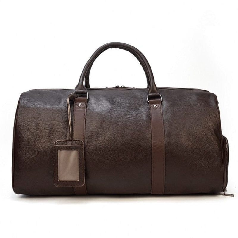 Bagage en cuir robuste pour femme, alliant élégance intemporelle et grande durabilité en voyage.