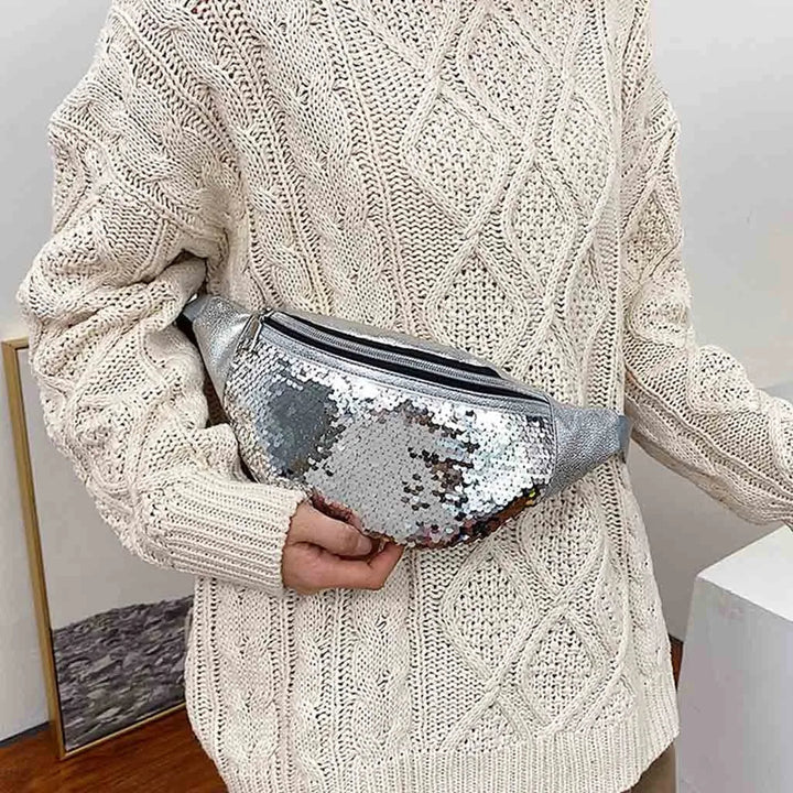 Sac banane compact en sequins bleus et irisés, parfait accessoire pratique pour femme élégante et stylée.