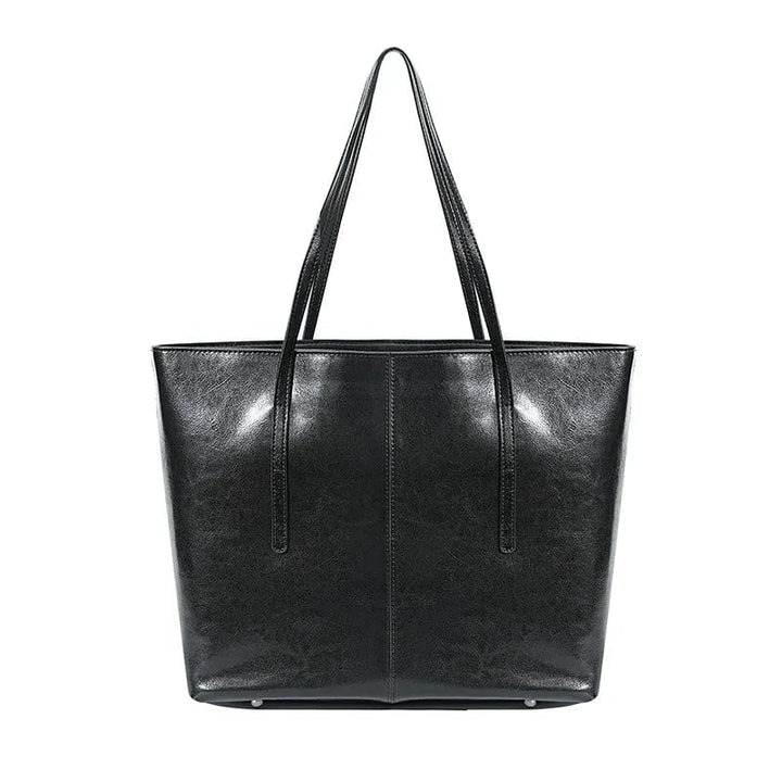 Accessoire mode femme : sac cabas moderne en cuir, parfait pour l'organisation quotidienne.