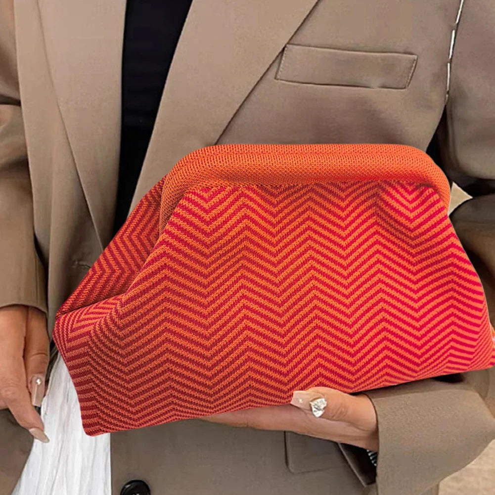 Sac à main pochette femme chic, parfait pour un look estival tendance et léger.