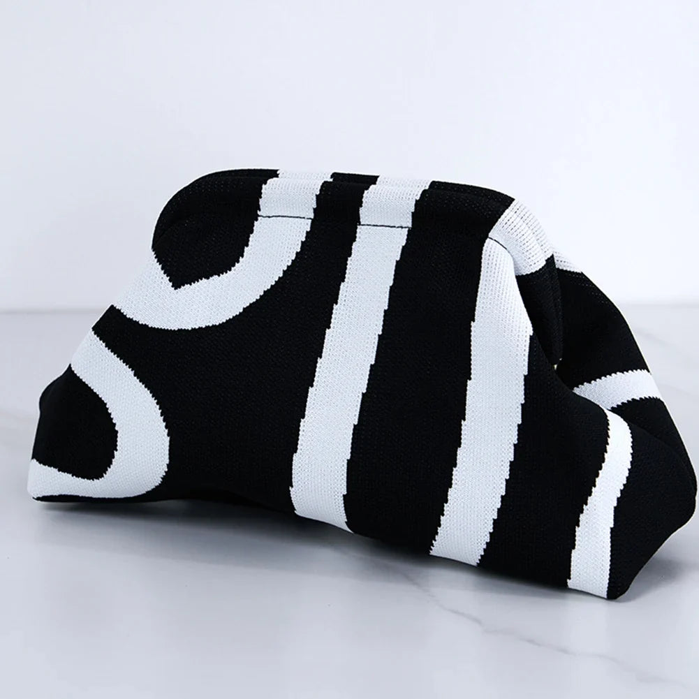 Sac pochette estival pour femme, design chic et léger, parfait accessoire de mode.