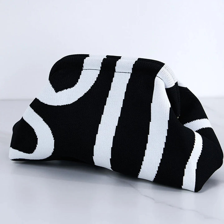 Sac pochette estival pour femme, design chic et léger, parfait accessoire de mode.