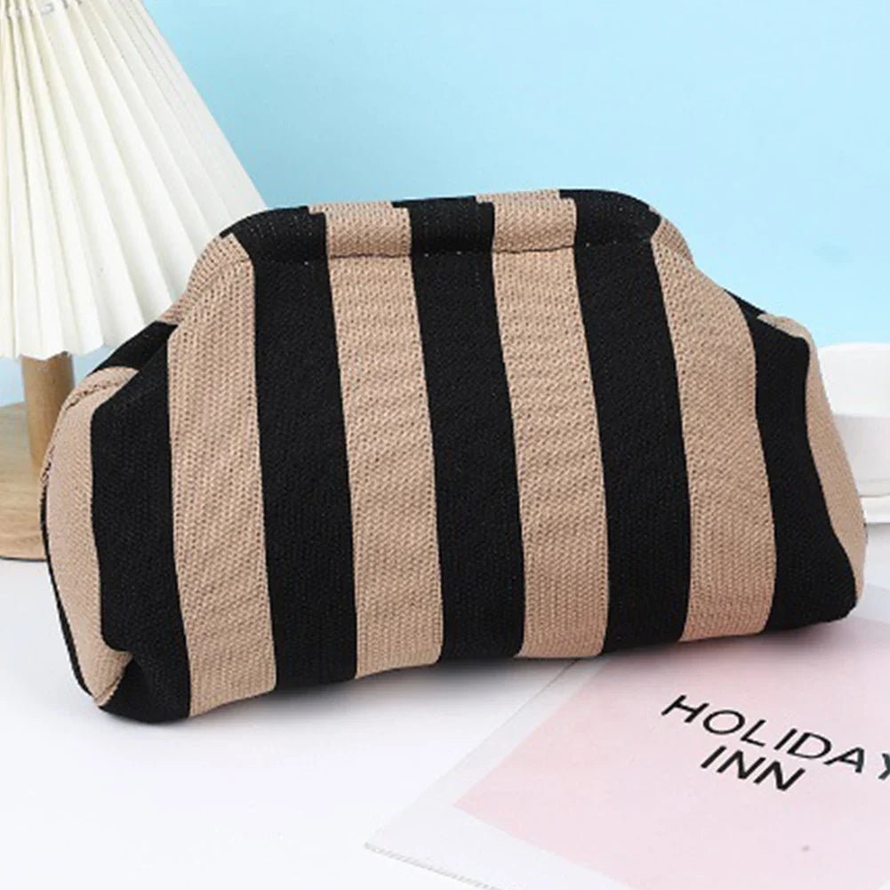 Sac pochette femme décontracté, coloré et léger, accessoire chic pour l'été.