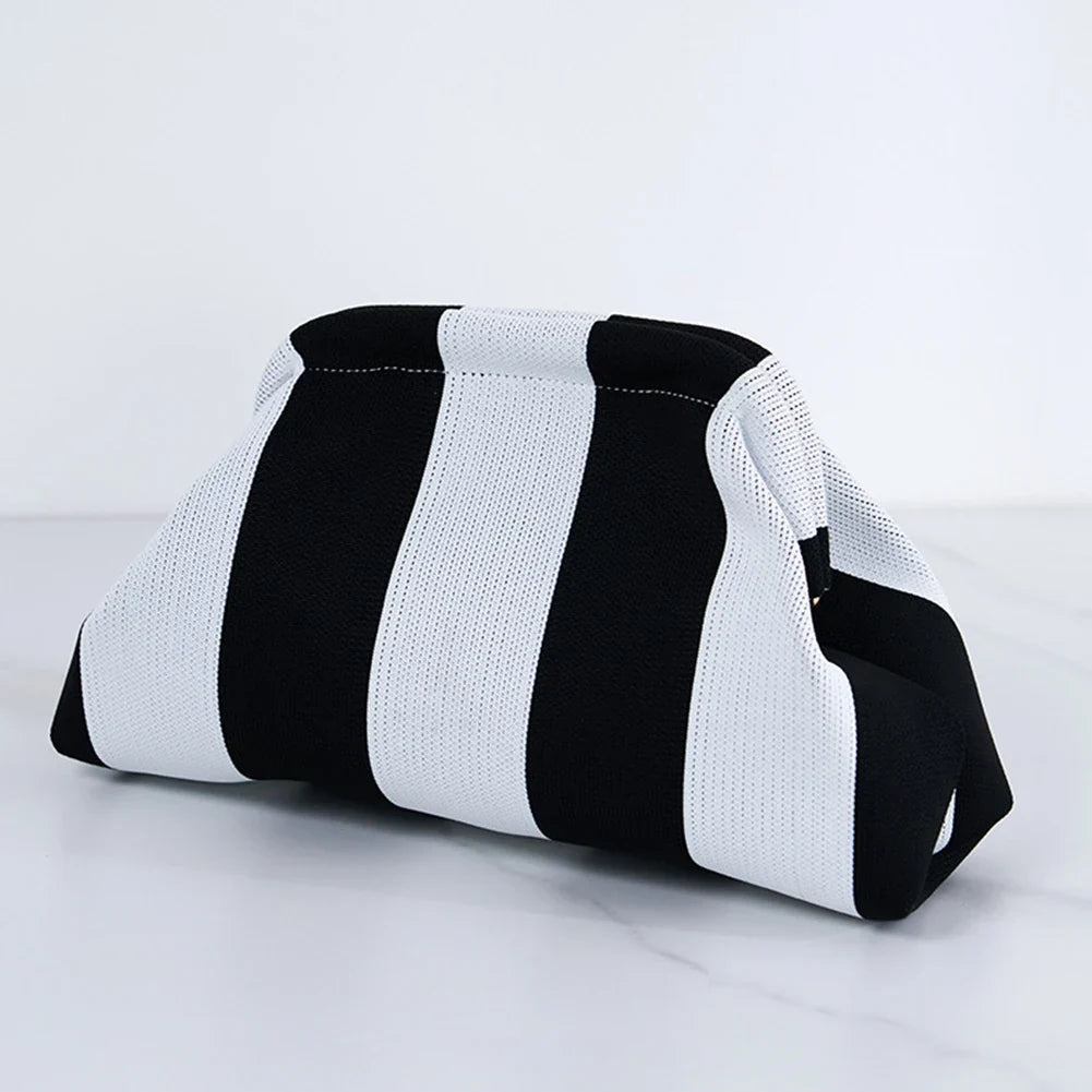 Pochette femme colorée en tissu, très légère et tendance, idéale pour l'été.
