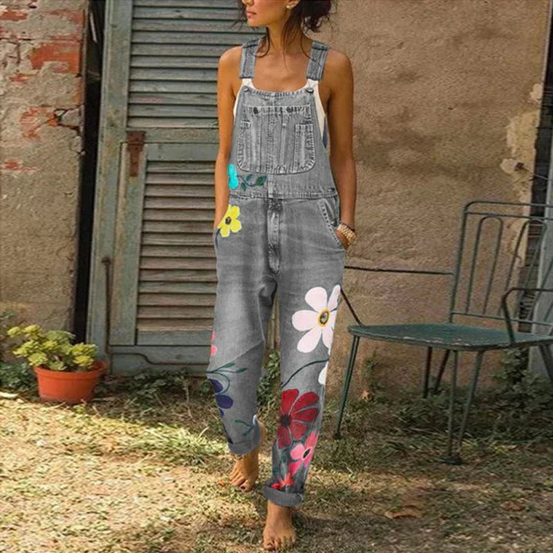 Salopette femme tendance avec bretelles. Sa coupe droite offre un confort optimal pour une tenue de tous les jours.