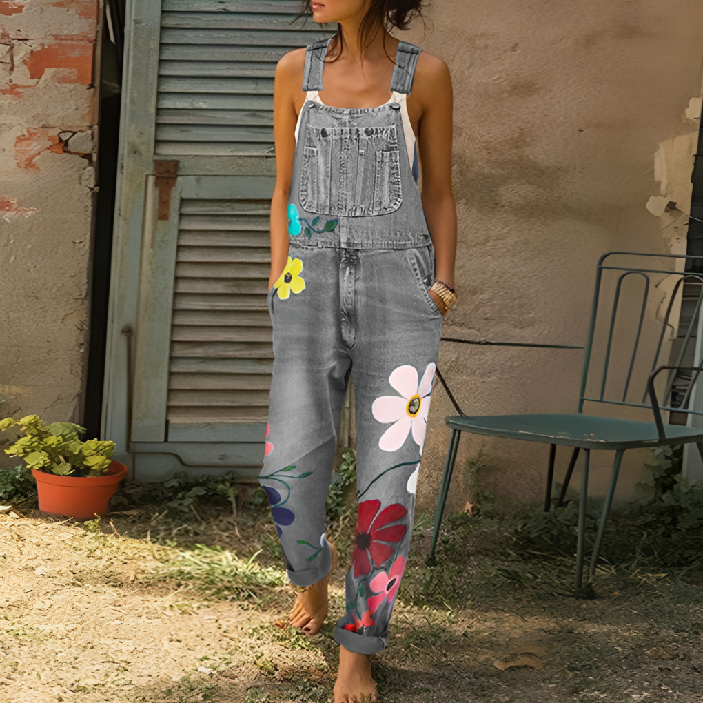 Vue détaillée de la salopette en jean fleurie pour femmes, coupe confortable et design rétro.