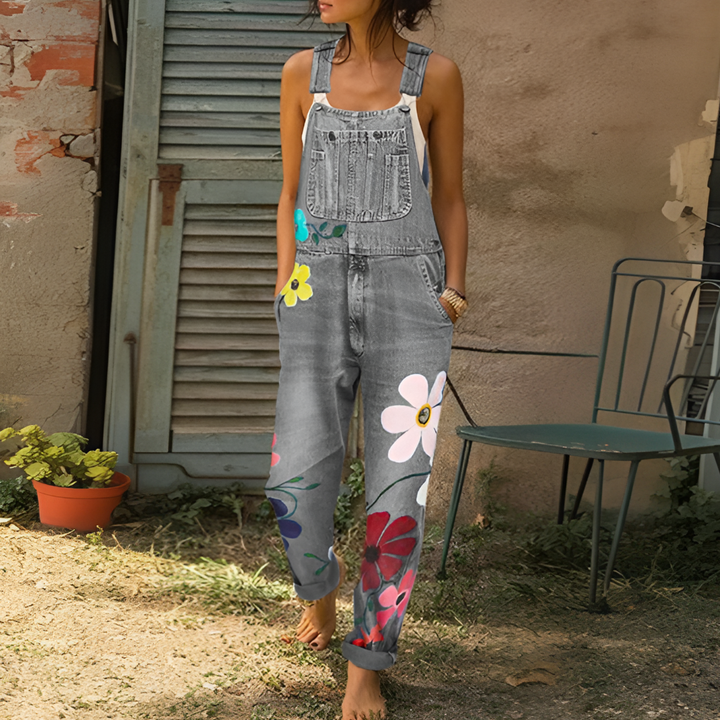 Vue détaillée de la salopette en jean fleurie pour femmes, coupe confortable et design rétro.