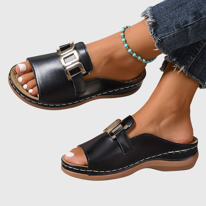 Paire de sandales femmes à boucle, alliant confort quotidien et allure élégante, parfaites pour l'été.