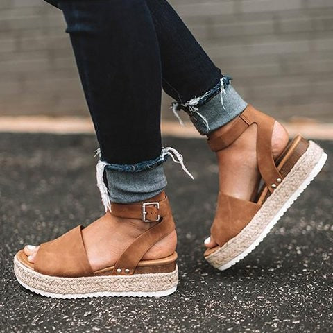 Confortables sandales plateforme femme, compensées. Style naturel estival, idéales pour l'été avec semelle douce.