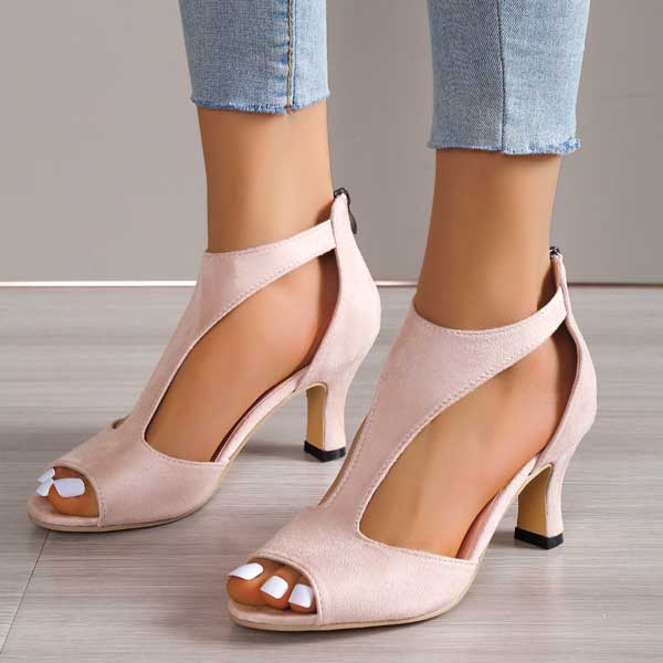 Sandales noires à talons élégantes, bout ouvert, idéales pour la mode féminine estivale.