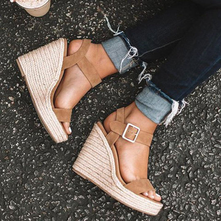 Tendance été : sandales compensées pour femme avec bride à boucle. Des chaussures chics qui allient mode et confort.