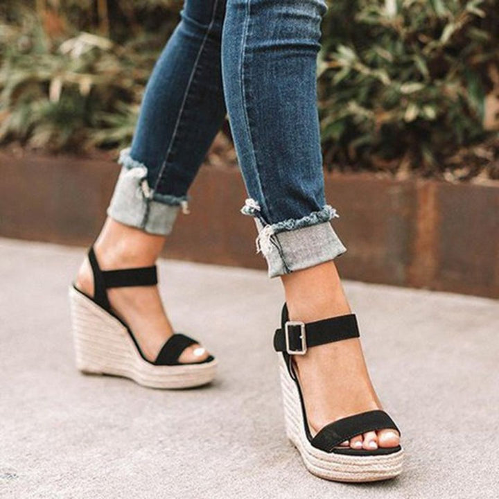 Chaussures femme tendance : sandales compensées avec bride, idéales pour le confort et un style mode estival.