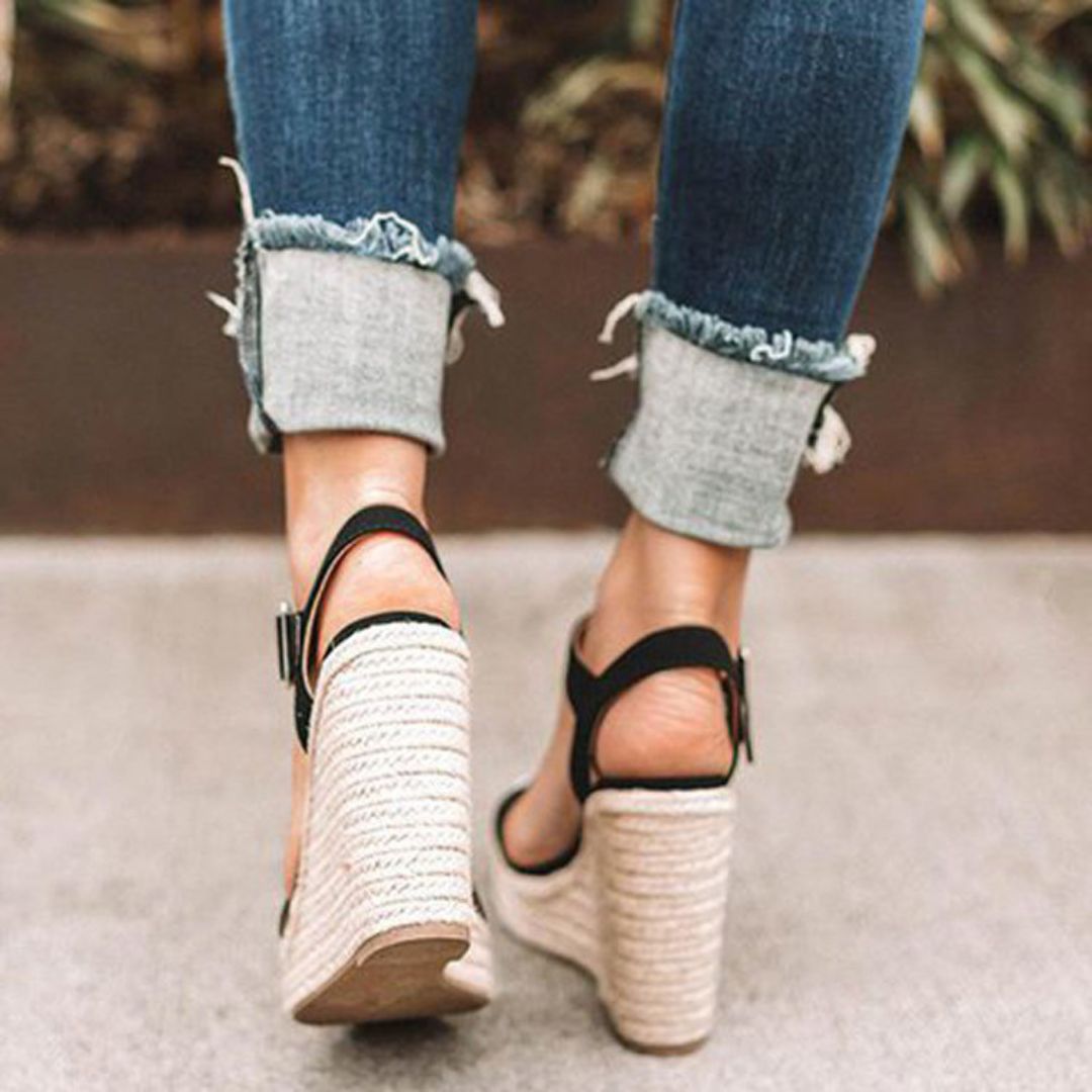 Sandales compensées mode femme avec bride à boucle. Ces chaussures d'été élégantes sont parfaites pour la tendance et le confort.