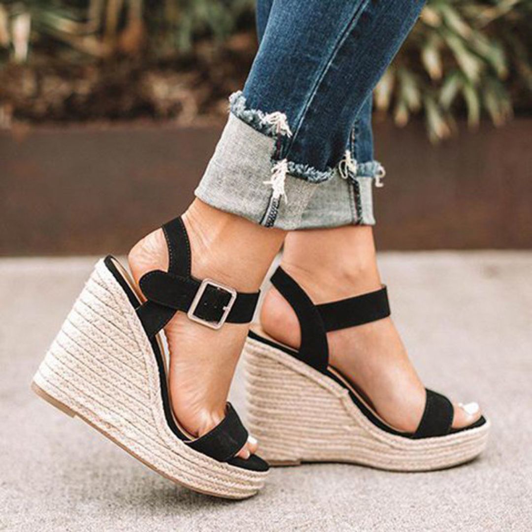 Nu-pieds femme compensés chics avec boucle élégante. Ces sandales d'été apportent une touche de tendance.