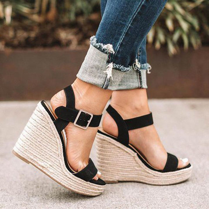 Nu-pieds femme compensés chics avec boucle élégante. Ces sandales d'été apportent une touche de tendance.