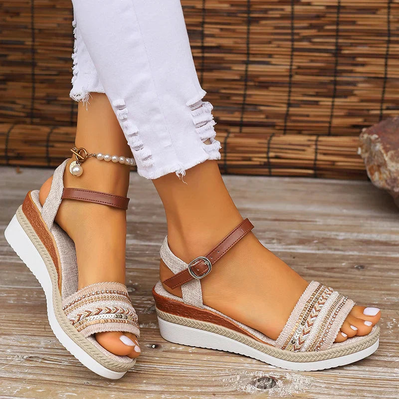 Sandales orthopédiques femme à compensées, beige, avec soutien de la voûte plantaire et brides réglables.