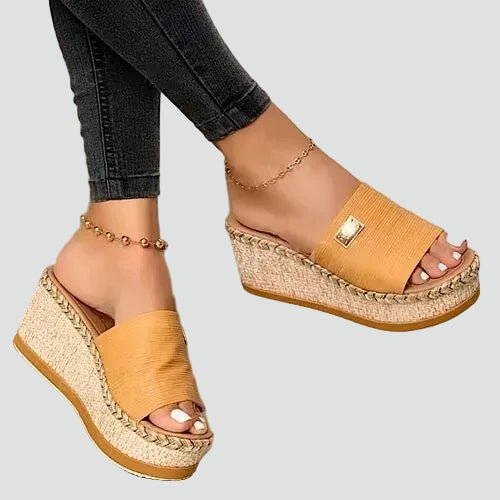 Vue détaillée des sandales compensées femme. Semelle orthopédique, design confortable et élégant pour l'été.