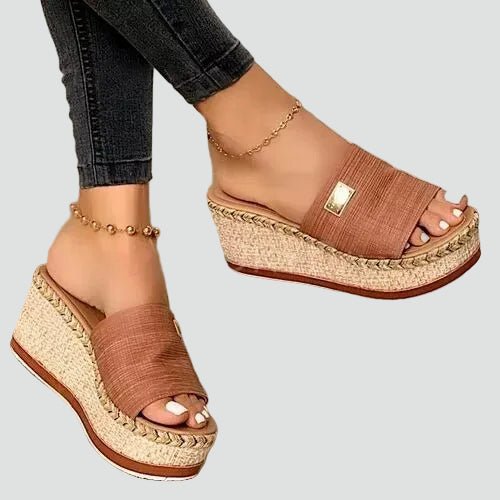 Sandales femme élégantes à talon compensé. Design estival moderne pour un confort optimal, mode et soutien du pied.