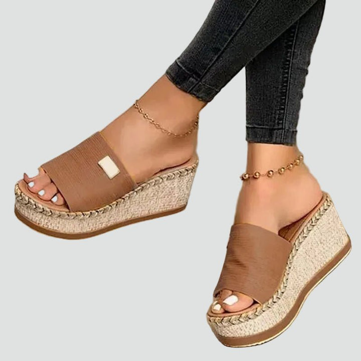 Chaussures d'été femme orthopédiques à plateforme. Ces sandales compensées offrent un soutien confortable toute la journée.