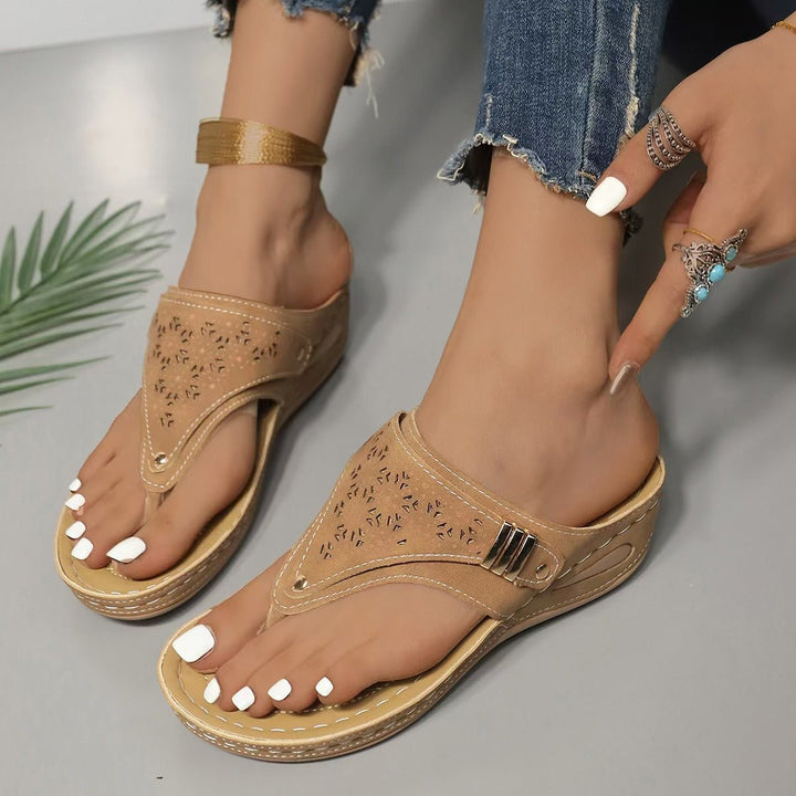 Sandales compensées confortables pour femmes, parfaites pour le voyage et la marche estivale avec support.