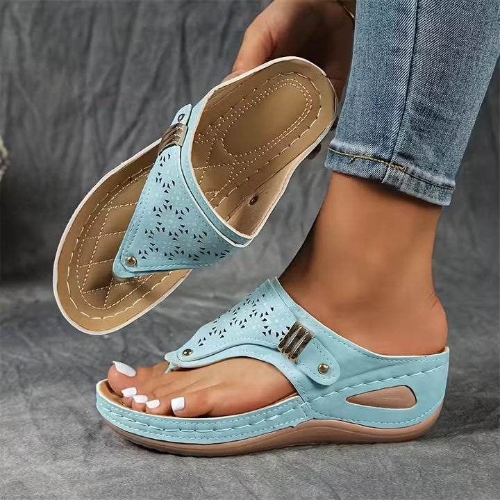 Sandales compensées modernes pour femmes avec support intégré, alliant confort, stabilité et style d'été.