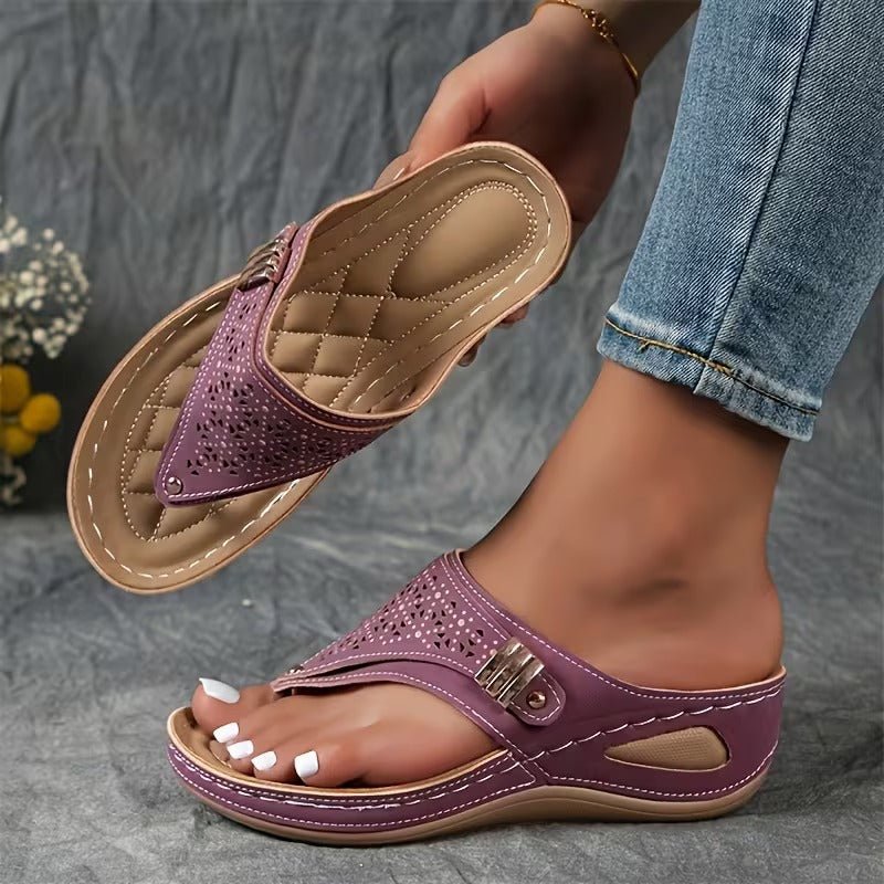 Sandales compensées stables pour femmes, offrant confort et soutien pour la marche prolongée en été.