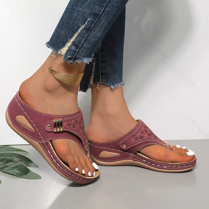 Chaussures femmes légères et stables, sandales compensées pour un confort longue durée et la marche.