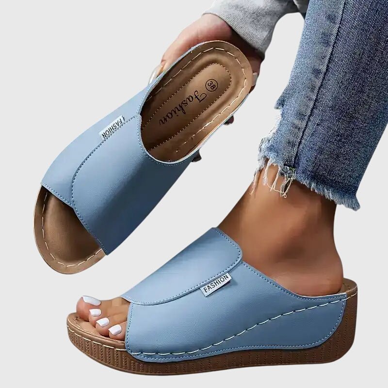 Élégantes sandales compensées femme pour un confort optimal en été. Chaussures ouvertes décontractées, style polyvalent.