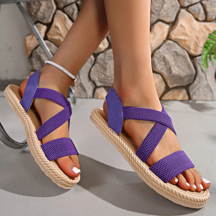 Sandales femme à brides croisées, orthopédiques et confortables. Parfaites pour l'été, style bohème chic.
