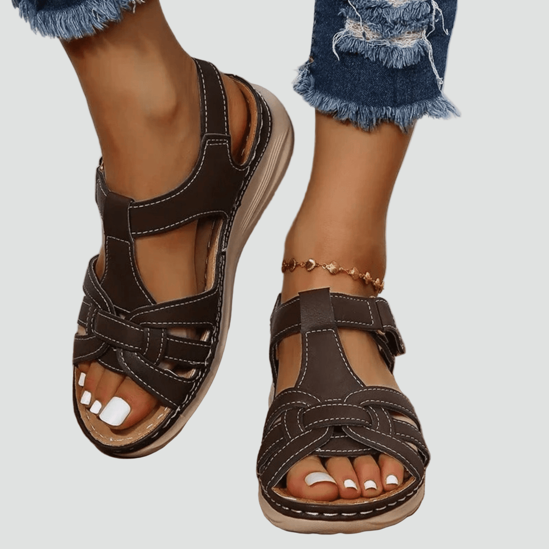 Sandales réglables femme, idéales pour confort quotidien et soutien des pieds.