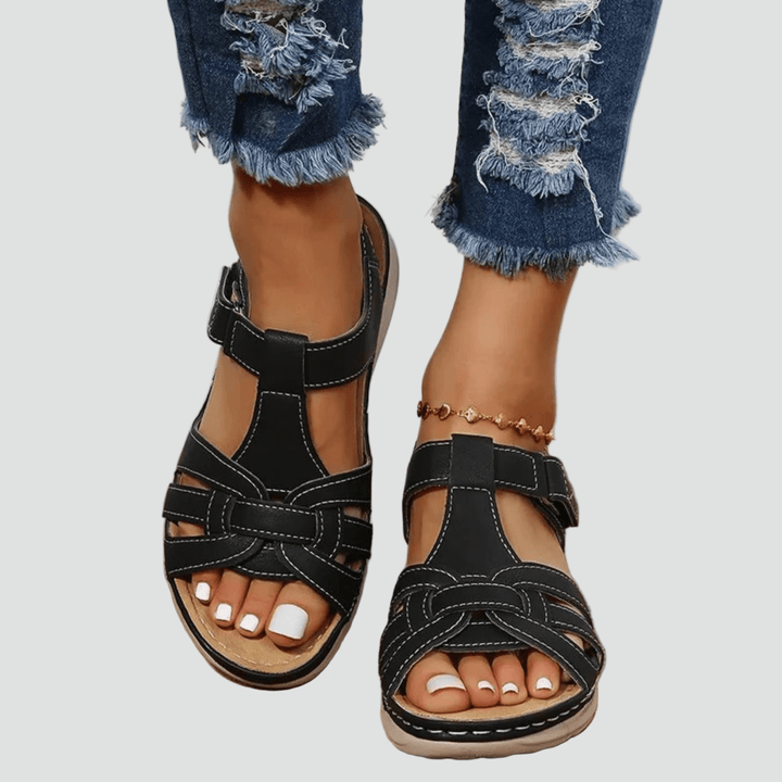 Pieds dans sandales orthopédiques femme, maintien optimal pour la marche.