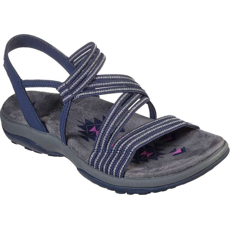 Modèle portant des sandales orthopédiques femme élégantes. Confort optimal pour la marche quotidienne estivale.