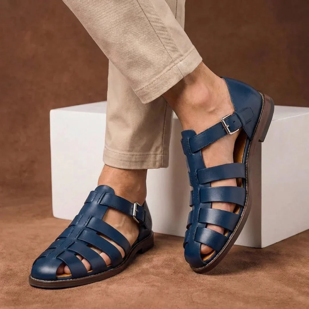Vue latérale sandales homme décontractées à lanières croisées, boucle réglable, style élégant pour chaussures d'été.