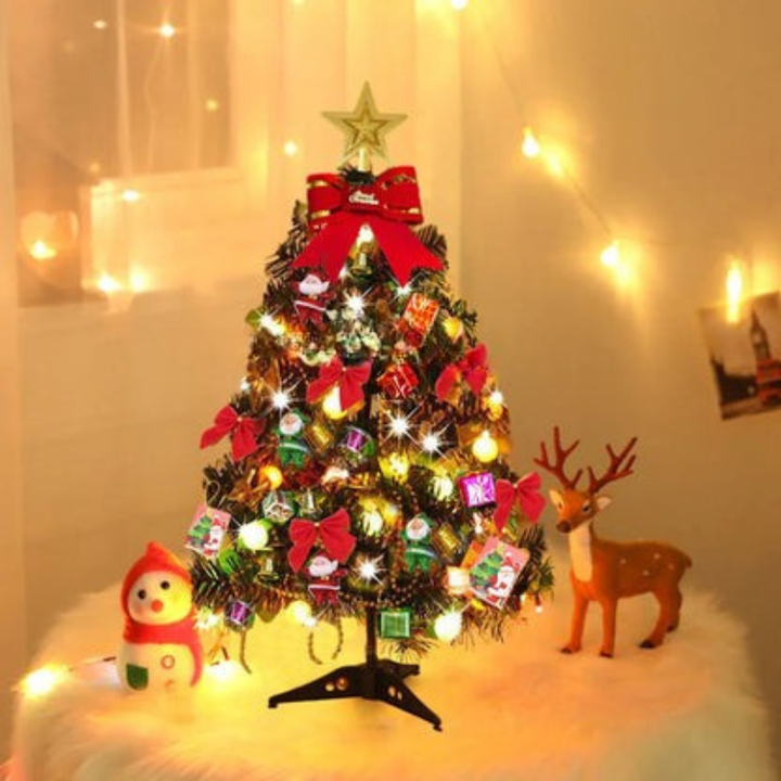 Petit sapin de Noël de table avec lumières LED intégrées, créant une ambiance festive instantanée.