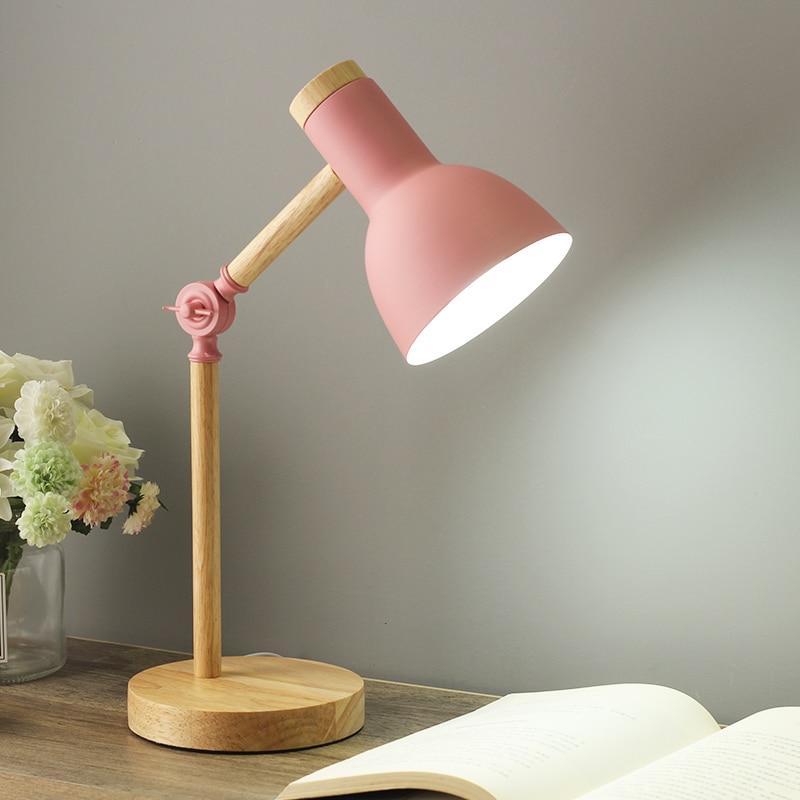 Pièce maîtresse déco : Lampe de table scandinave en bois, éclairage ajustable, idéale pour tout intérieur contemporain.