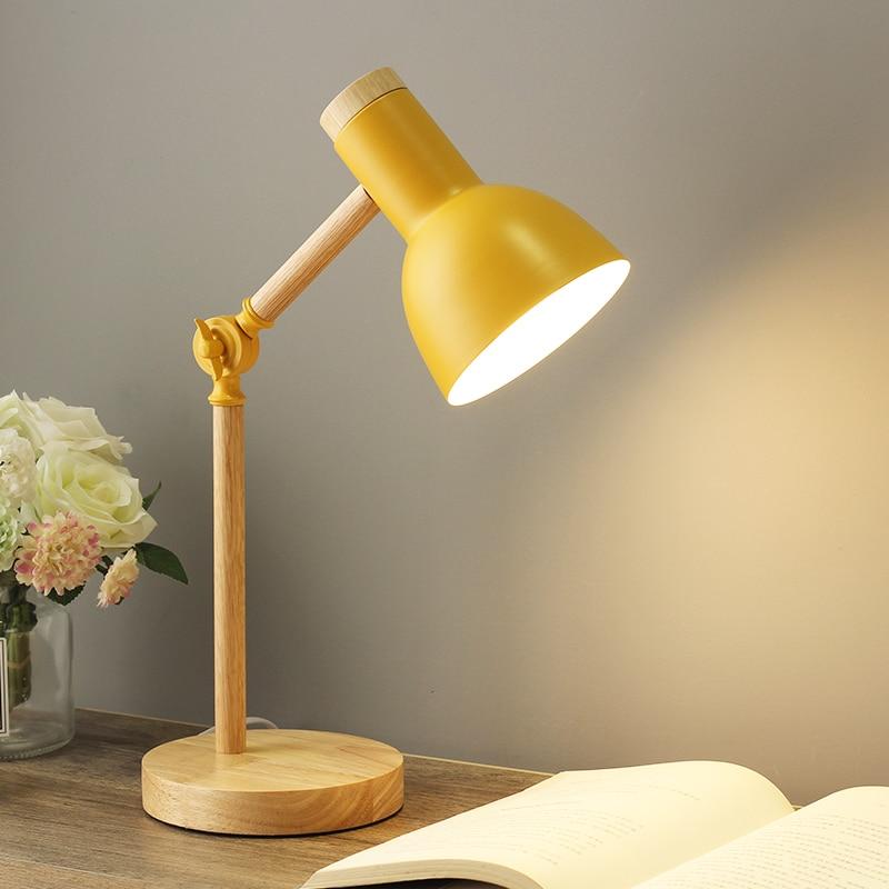 Lampe à poser en bois, style moderne scandinave, luminaire design créant une lumière d'ambiance chaleureuse et réglable.
