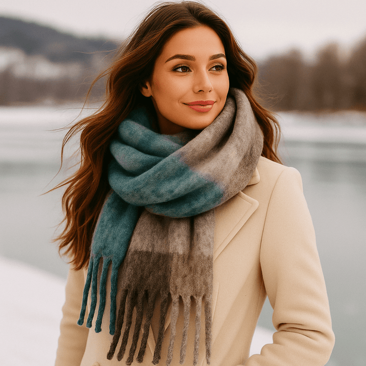 Écharpe de mode femme en laine épaisse, douce et chaude, avec des franges pour un look hivernal chic.