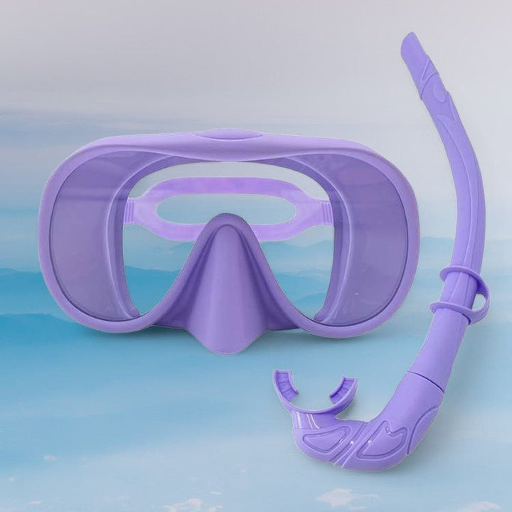 Découvrez les fonds marins avec ce masque de plongée anti-buée et son système de respiration facile.