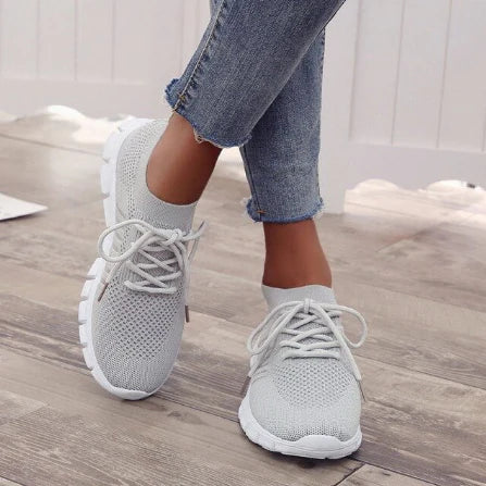 Paire de sneakers femmes casual, légères et respirantes, parfaites pour un style quotidien confortable en été.